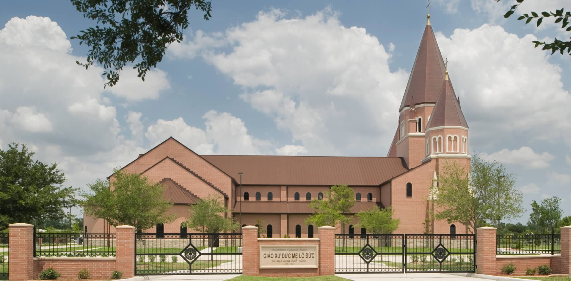 Cổng vào Giáo Xứ Đức Mẹ Lộ Đức — Houston